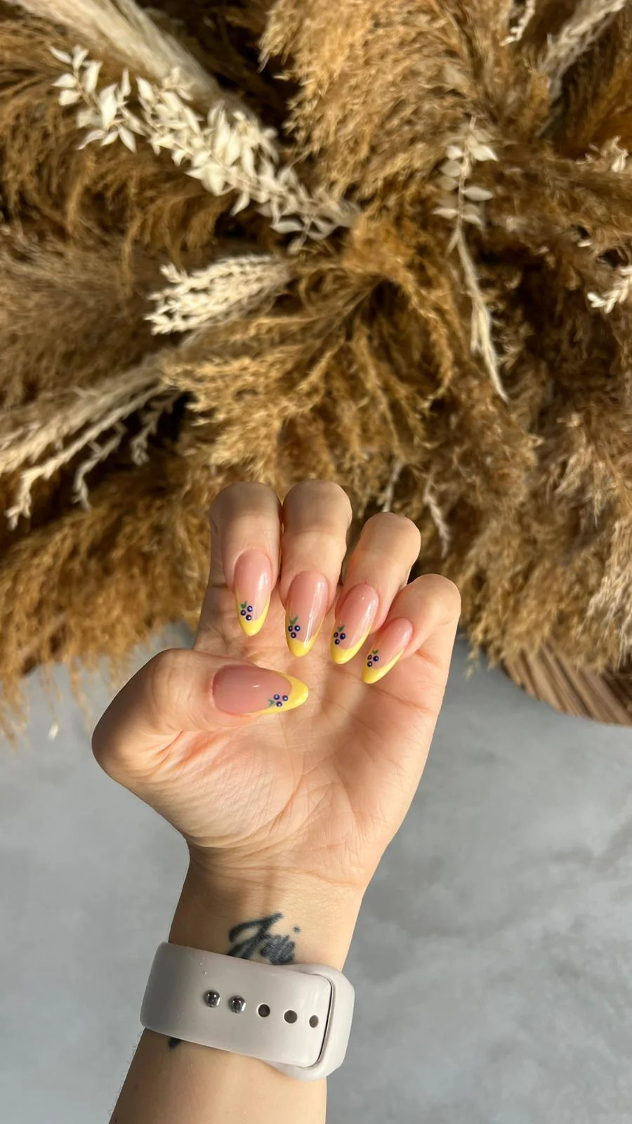 Nail art floral con manicura francesa de color en OLU Alicante